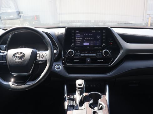 Used 2021 Toyota Highlander Limited FWD image 11