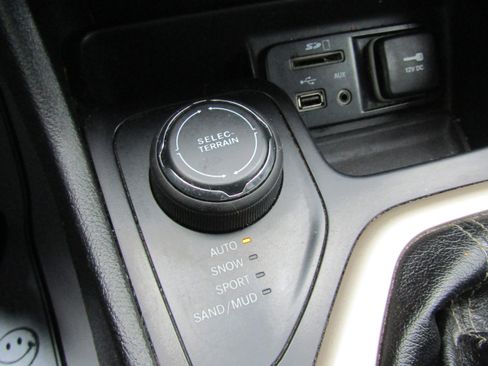 Used 2018 Jeep Cherokee Latitude w/ Altitude Package image 18