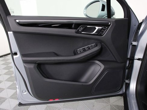Certified 2025 Porsche Macan image 20