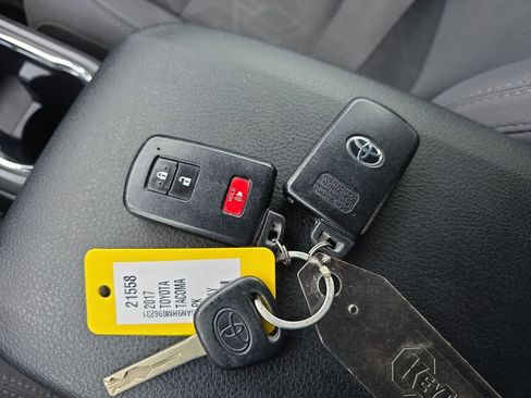 Used 2017 Toyota Tacoma TRD Off-Road image 29