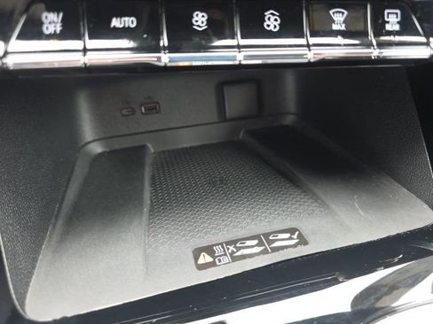 Used 2024 Chevrolet Traverse RS image 38