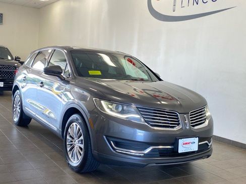 Used 2017 Lincoln MKX Select w/ Select Plus Package AWD/4WD image 2