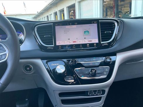 Used 2024 Chrysler Pacifica Touring-L image 7