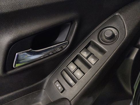 Used 2019 Chevrolet Trax LS image 27