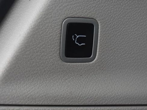 Used 2023 Chrysler Pacifica Touring-L FWD image 17