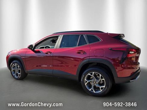 Certified 2025 Chevrolet Trax LT w/ LT Convenience Package FWD image 3