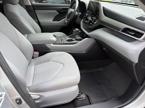 Used 2023 Toyota Highlander L FWD image 24