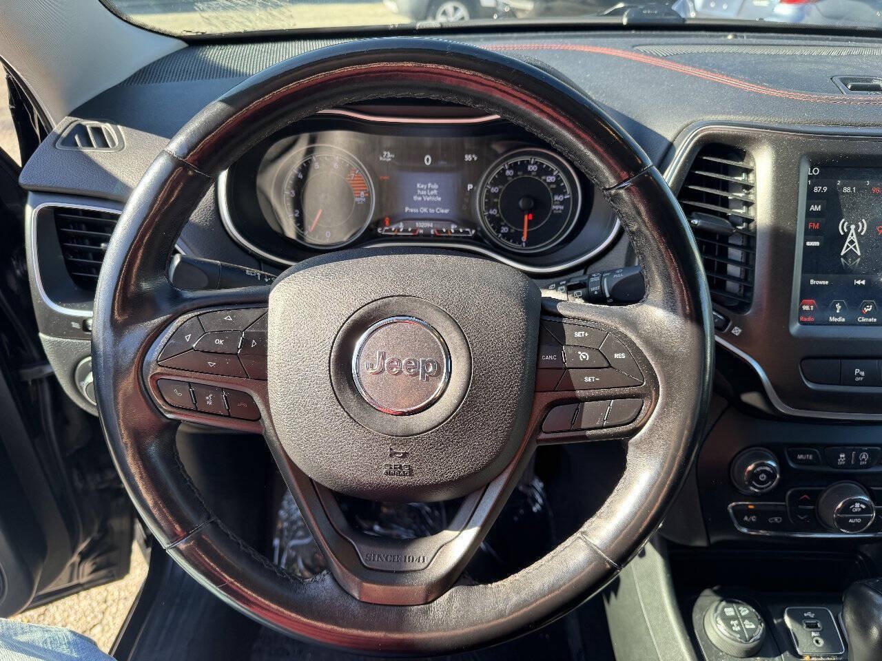 Used 2019 Jeep Cherokee Trailhawk w/ Comfort/Convenience Group AWD/4WD image 23