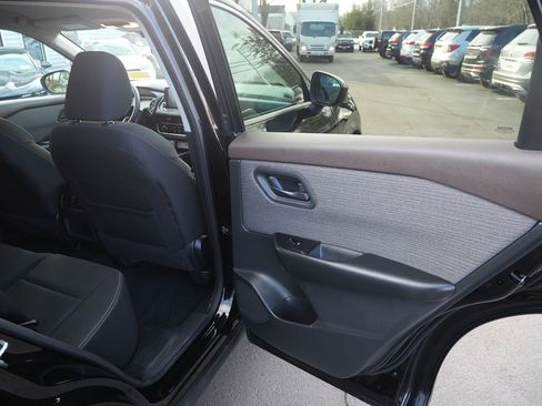 Used 2023 Nissan Rogue S image 29