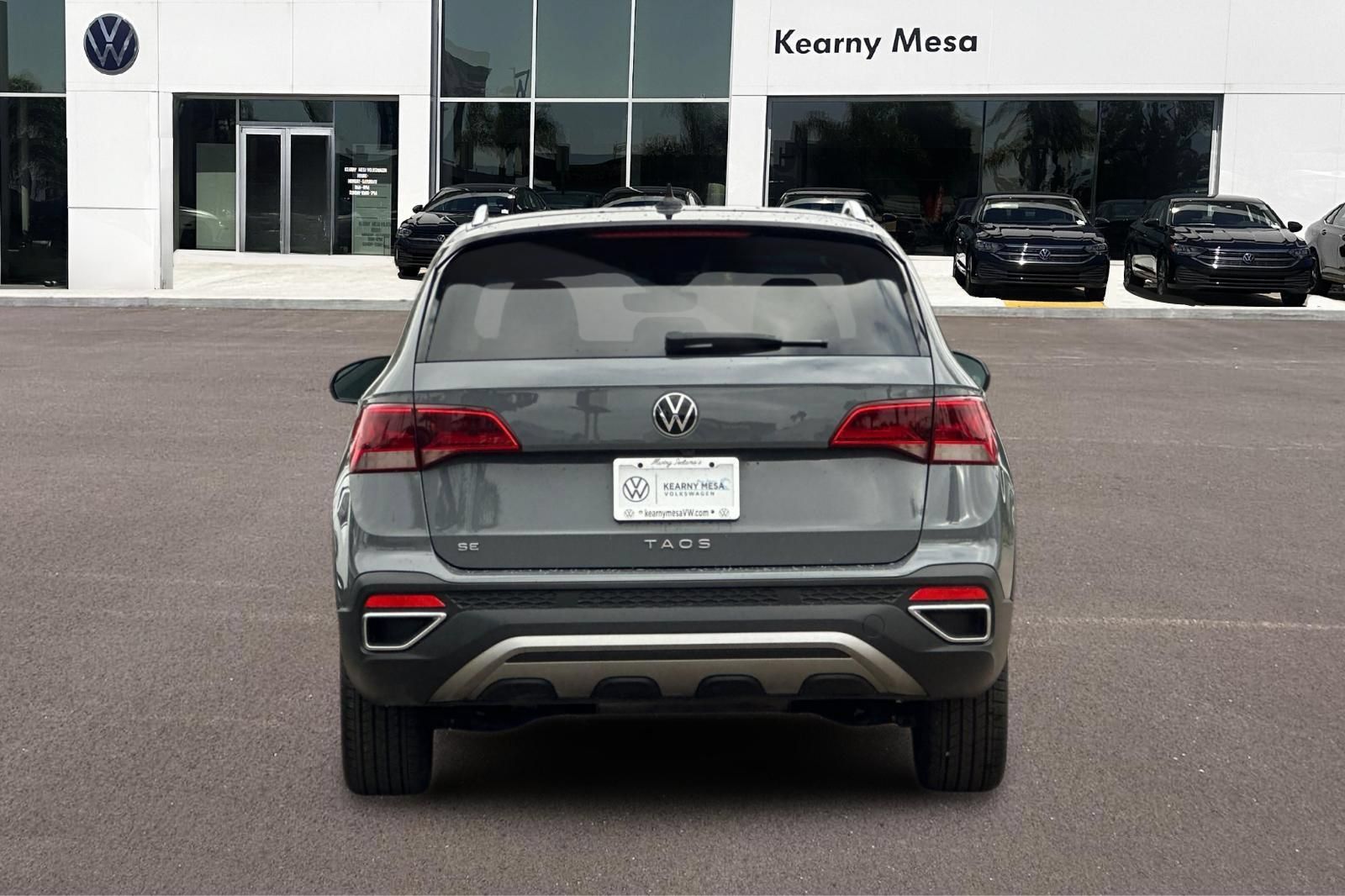 Used 2023 Volkswagen Taos SE w/ Panoramic Sunroof Package FWD image 5