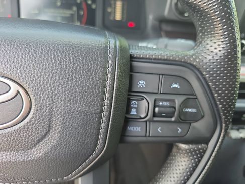 Used 2025 Toyota Tacoma SR5 AWD/4WD image 17