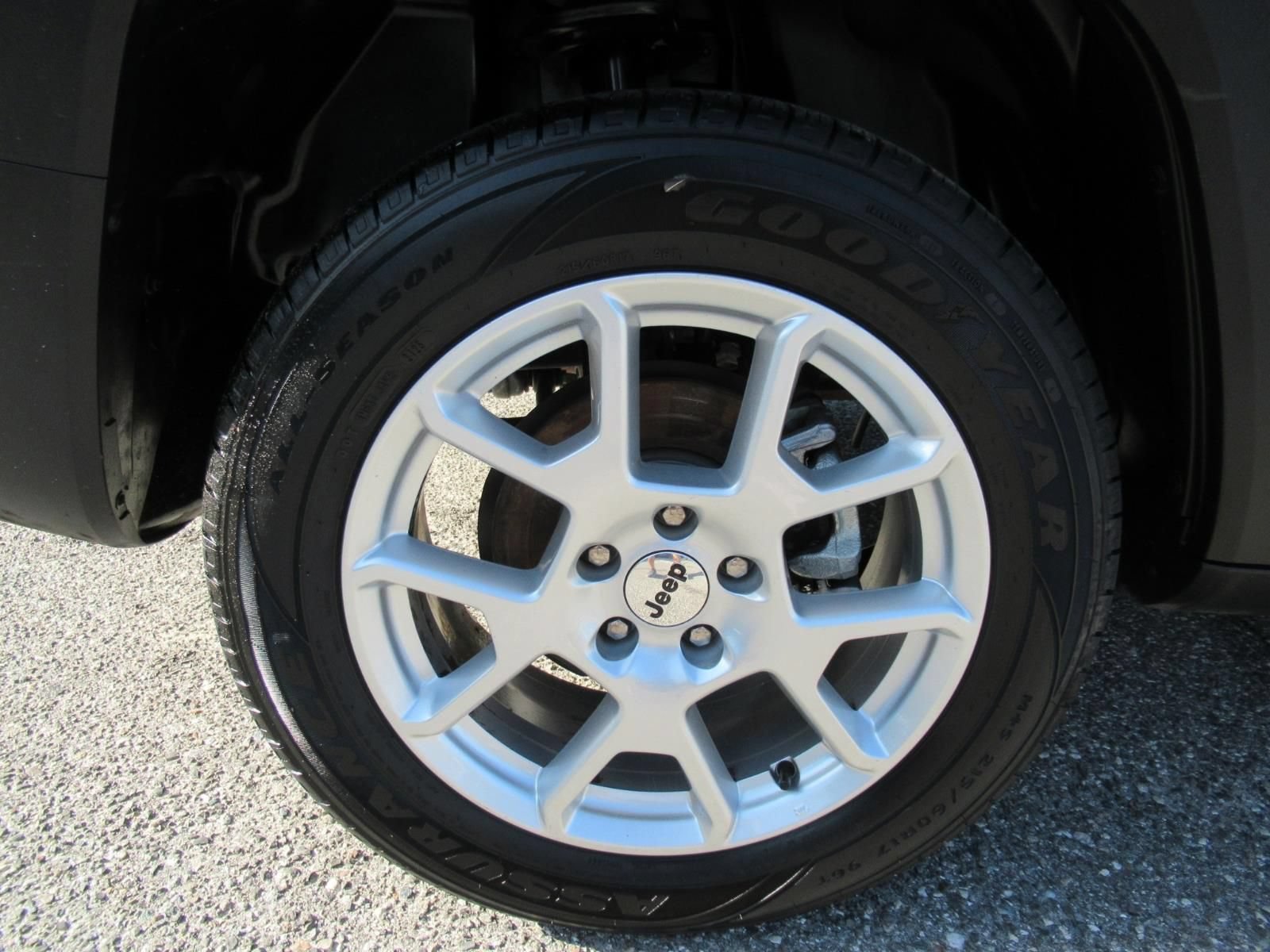 Certified 2023 Jeep Renegade Latitude AWD/4WD image 8