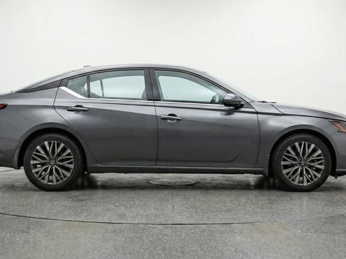 Used 2025 Nissan Altima 2.5 SV FWD image 11