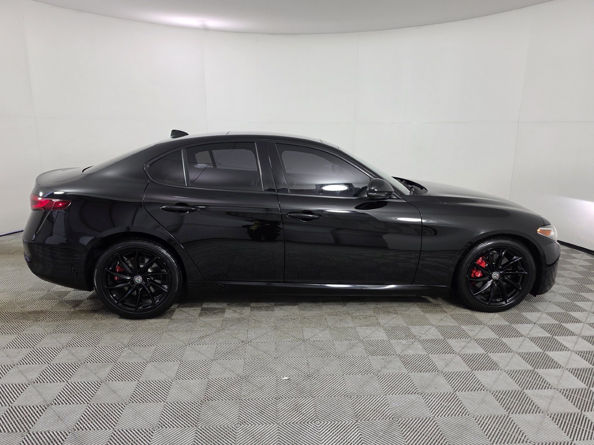 Used 2017 Alfa Romeo Giulia RWD image 42