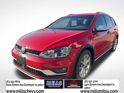 Used 2017 Volkswagen Golf Alltrack image 1
