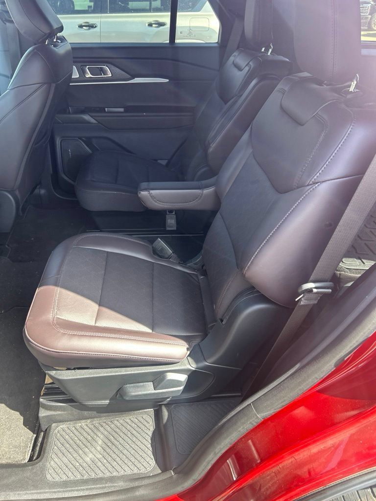 Used 2026 Ford Explorer Platinum RWD image 6