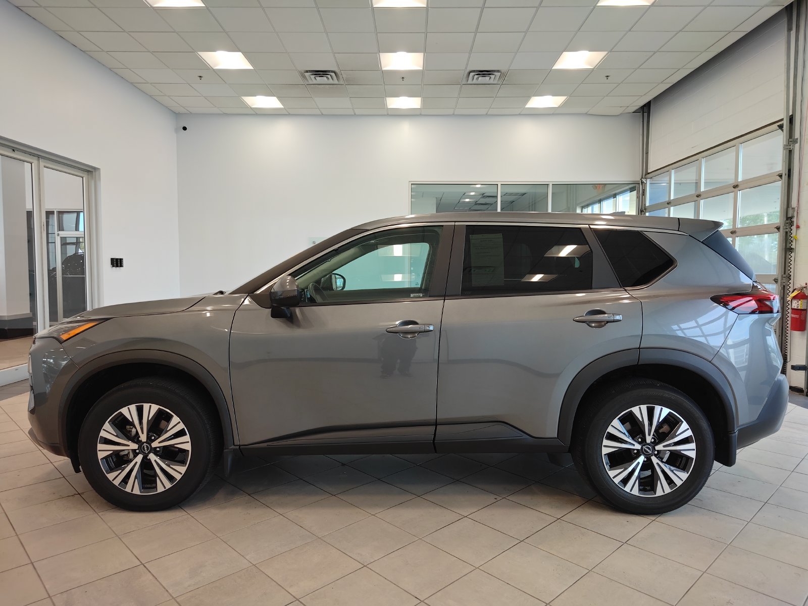 Used 2023 Nissan Rogue SV FWD image 6