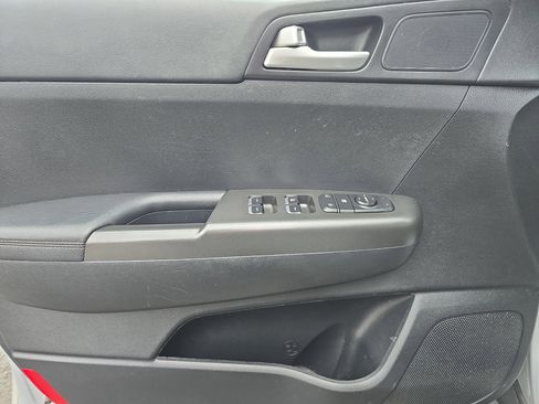 Used 2020 Kia Sportage LX image 12