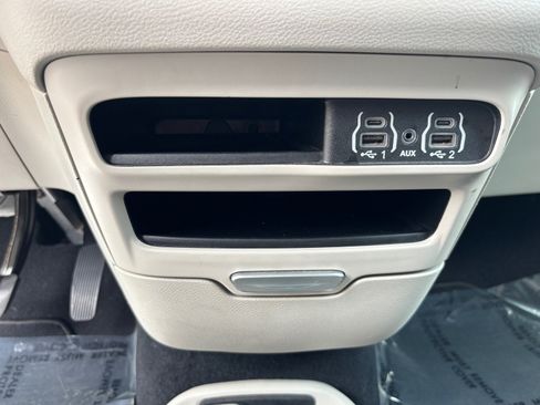 Used 2024 Chrysler Pacifica Touring-L FWD image 15