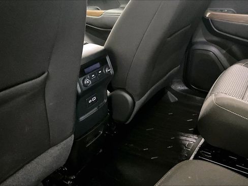 Used 2023 GMC Acadia SLE w/ LPO, Floor Liner Package FWD image 10