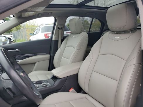 Used 2019 Cadillac XT4 Luxury w/ Cold Weather Package AWD/4WD image 5