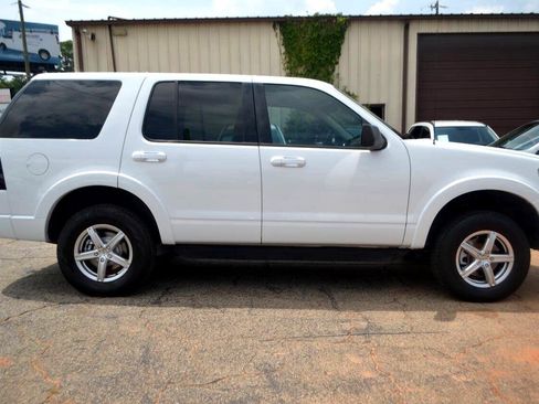 Used 2010 Ford Explorer XLT image 11