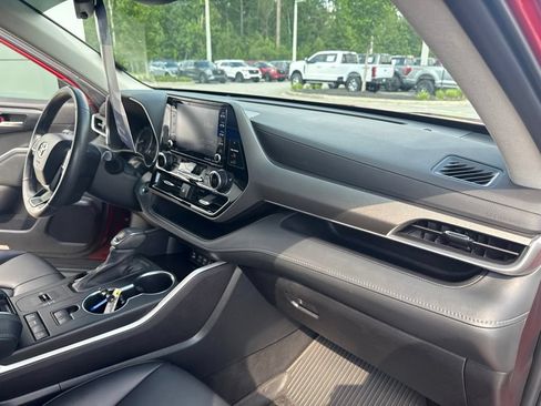 Used 2022 Toyota Highlander XLE FWD image 31
