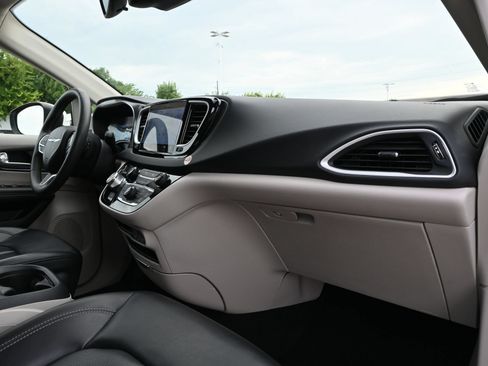 Used 2023 Chrysler Pacifica Touring-L FWD image 24