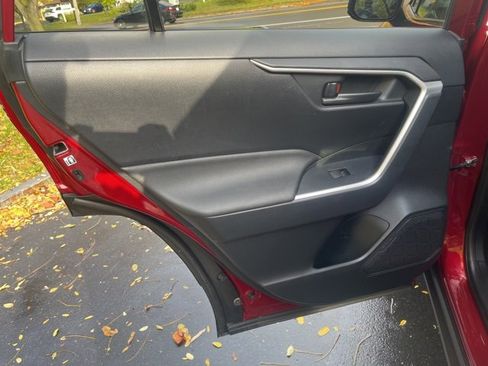 Used 2019 Toyota RAV4 LE image 10
