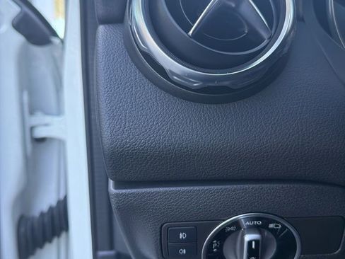 Used 2018 Mercedes-Benz GLA 250 4MATIC image 32