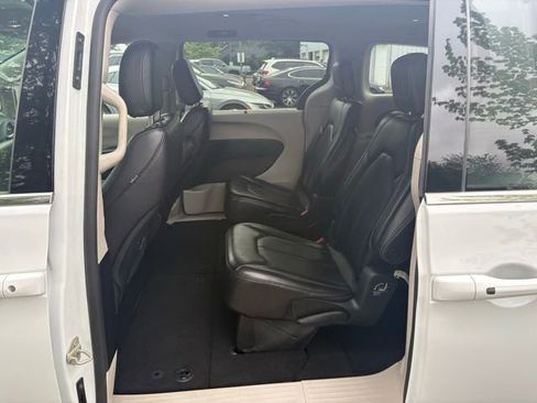 Used 2023 Chrysler Pacifica Touring-L FWD image 14
