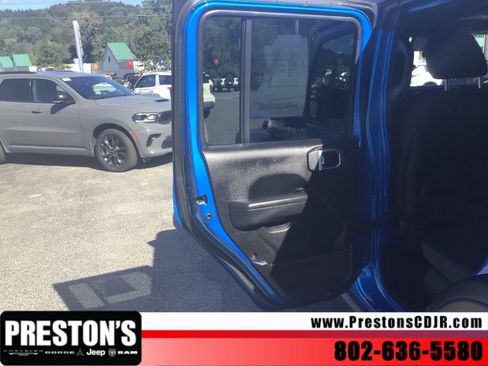 Used 2025 Jeep Wrangler Unlimited Rubicon AWD/4WD image 24
