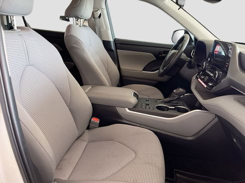 Used 2024 Toyota Highlander LE image 30