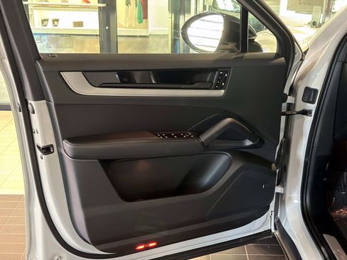 Certified 2025 Porsche Cayenne Coupe AWD/4WD image 19