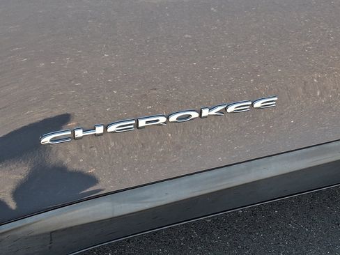 Used 2021 Jeep Cherokee Latitude Lux w/ Comfort/Convenience Group AWD/4WD image 31