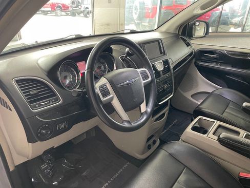 Used 2014 Chrysler Town & Country Touring image 18