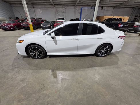 Used 2020 Toyota Camry SE FWD image 4