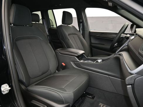 Used 2025 Jeep Grand Cherokee Laredo image 39