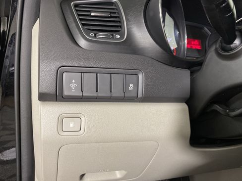 Used 2018 Kia Sedona L FWD image 22