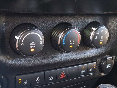 Used 2017 Jeep Wrangler Unlimited Sahara image 12