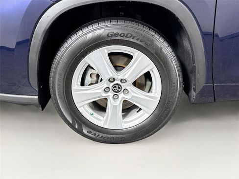 Used 2022 Toyota Highlander LE FWD image 41