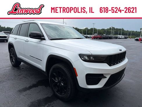 Used 2025 Jeep Grand Cherokee Altitude AWD/4WD image 7