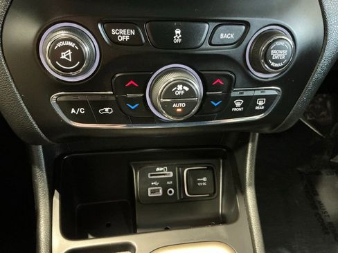 Used 2016 Jeep Cherokee Latitude w/ Comfort/Convenience Group FWD image 5