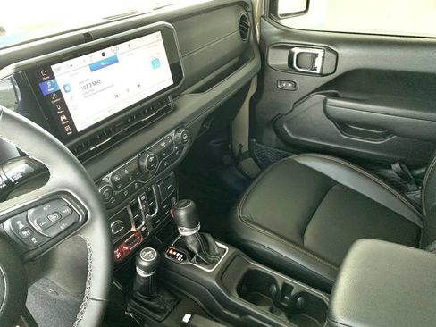 Used 2025 Jeep Gladiator Mojave w/ Convenience Group AWD/4WD image 37