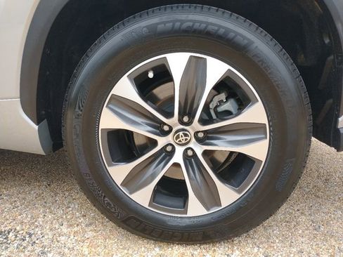 Used 2020 Toyota Highlander XLE image 29