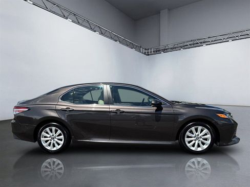 Used 2018 Toyota Camry LE FWD image 3
