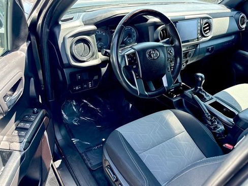 Used 2022 Toyota Tacoma TRD Off-Road AWD/4WD image 7