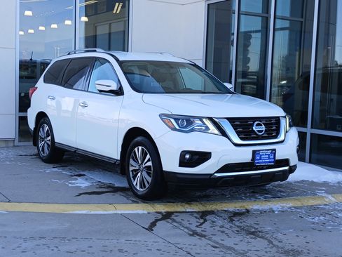 Used 2017 Nissan Pathfinder SL w/ Trailer Tow Package image 4