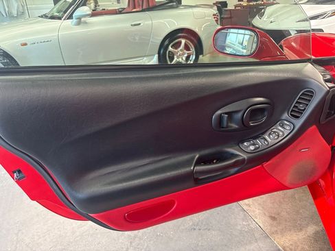 Used 2004 Chevrolet Corvette Coupe w/ Roof Package image 34