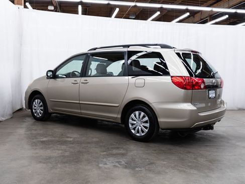 Used 2010 Toyota Sienna CE FWD image 4
